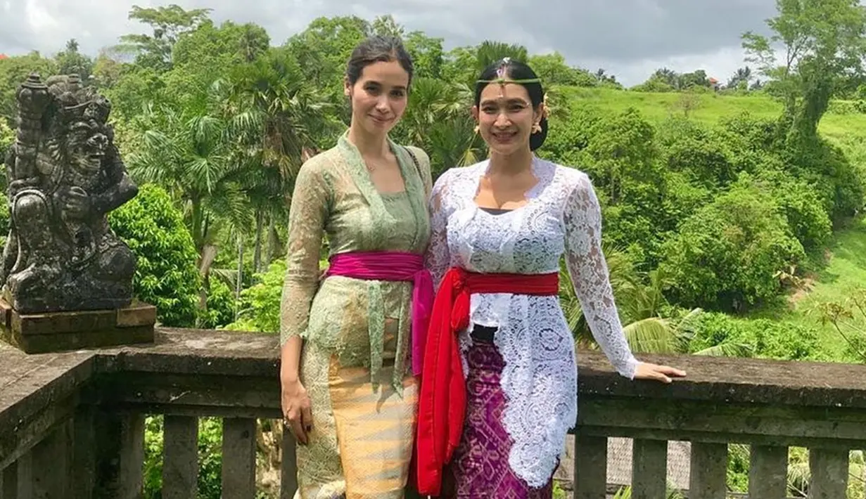 Happy Salma kerap sekali membagikan foto dirinya ketika mengikuti acara-acara di Bali dengan balutan kebaya. Bahkan ia juga sempat berfoto bersama Marsha Timothy. (Liputan6.com/IG/@happysalma)