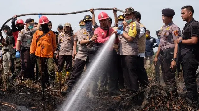 Kapolda Riau ikut memadamkan kebakaran lahan gambut di Kecamatan Payung Sekaki, Pekanbaru.