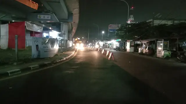 Sepinya Jalanan Menuju Pelabuhan Merak, Kota Cilegon, Banten. (Senin, 10/05/2021).