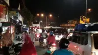 Kemacetan panjang terjadi di ruas antara Purwokerto-Ajibarang, sudah mulai terjadi sejak Senin malam, 18 Juni 2018. (Liputan6.com/Harsono/Muhamad Ridlo)