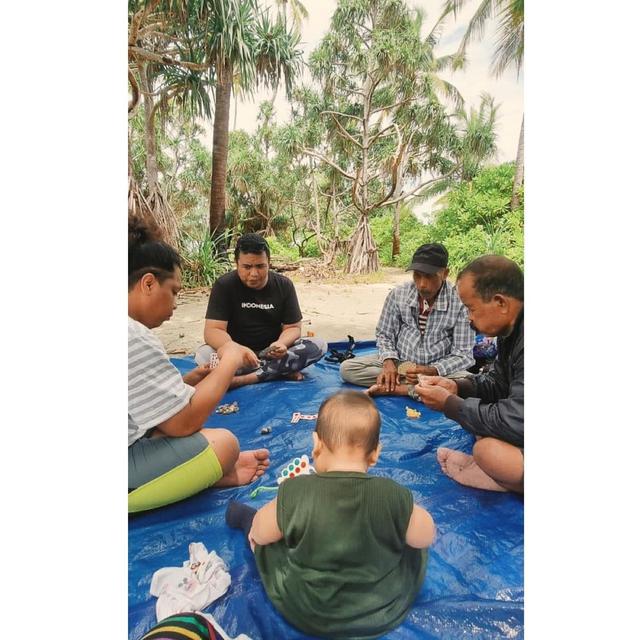 Potret Indah Permatasari dan Arie Kriting Saat Asuh Anak