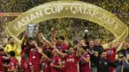 Para pemain Qatar mengangkat trofi saat merayakan gelar juara setelah menumbangkan Yordania di laga puncak Piala Asia AFC Qatar 2023 di Stadion Lusail, Doha, pada 10 Februari 2024. (Giuseppe CACACE/AFP)
