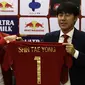 Pelatih baru Timnas Indonesia, Shin Tae-yong, bersama Muhammad Iriawan saat diperkenalkan kepada publik pada jumpa pers di Stadion Pakansari, Bogor, Sabtu (28/12). Dirinya dikontrak selama empat tahun oleh PSSI. (Bola.com/Vitalis Yogi Trisna)