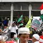 Massa aksi damai 4 November memadati halte Juanda setelah salat Jumat di Jalan Ir. H. Juanda dekat Masjid Istqlal, Jakarta, Jumat (4/11). Sebagian massa terlihat membawa berbagai atribut dan bendera. (Liputan6.com/Gempur M. Surya)