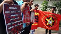 Para Karyawan yang di PHK Sepihak gelar aksi di Depan Kantor Dinas Tenaga Kerja dan Transmigrasi Jawa Timur (Istimewa)