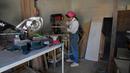 Suasana saat tukang kayu Iran Sahar Biglari bekerja di bengkelnya di Teheran, Iran, 12 Maret 2023. Sahar, mantan guru matematika dan fisika di Iran telah mendobrak tabu untuk menjadi tukang kayu selebritas. (AP Photo/Vahid Salemi)
