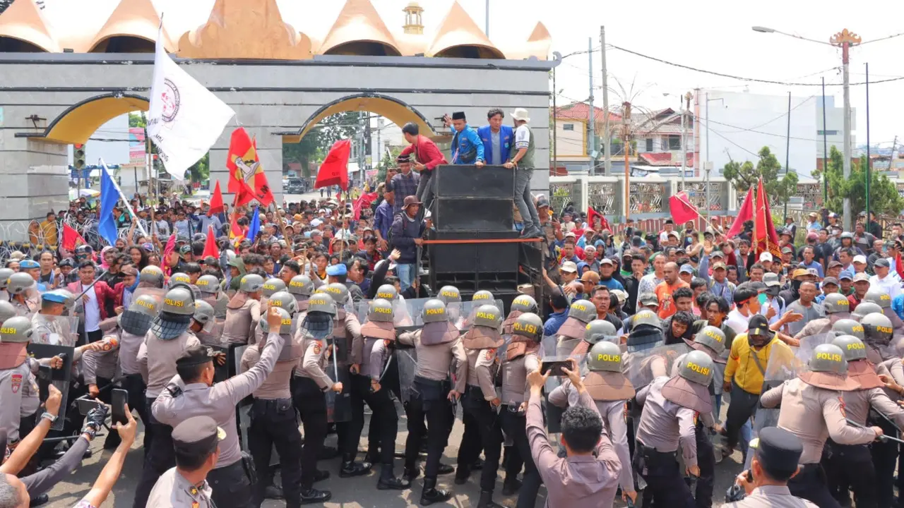 10 anggota kepolisian mengalami luka akibat lemparan batu, kayu dan benda keras lainnya ketika mengamankan unjuk rasa Petani Singkong yang berakhir ricuh di Gerbang Kantor Gubernur Lampung. Foto : (Istimewa).