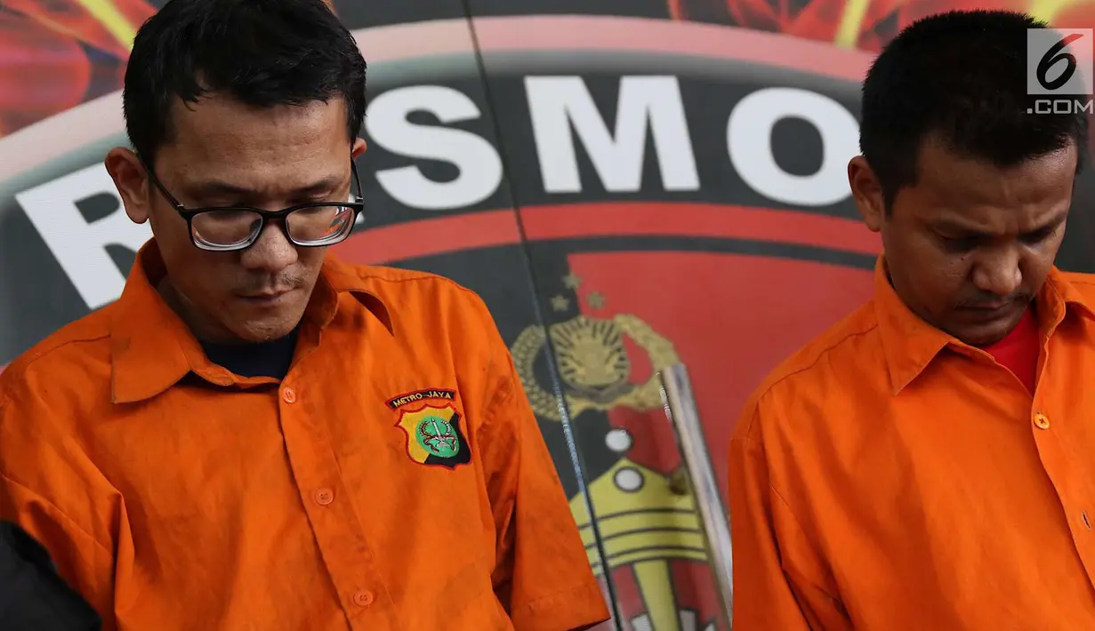 Tersangka pencurian dan pembunuhan sadis terhadap Jeanne Setyadi (78) tertunduk di Polda Metro Jaya, Jakarta, Kamis (26/7). Kasus ini terungkap setelah polisi menangkap MIF yang menjadi eksekutor. (Liputan6.com/Immanuel Antonius)