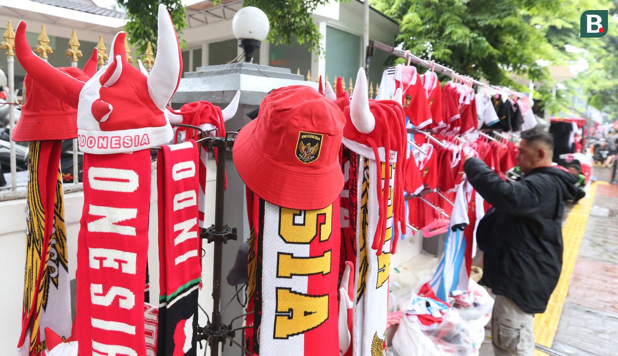 <p>Pedagang Jersey di sekitar Stadion Utama Gelora Bung Karno (SUGBK), Senayan, Jakarta hari Senin (19/06/2023). Sejumlah pedagang pernak-pernik bertebaran di sekitar SUGBK jelang pertandingan Timnas Indonesia menghadapi Argentina. Mereka menjual dagangan mereka mulai dari Rp35 ribu hingga Rp200 ribu. (Bola.com/M Iqbal Ichsan)</p>