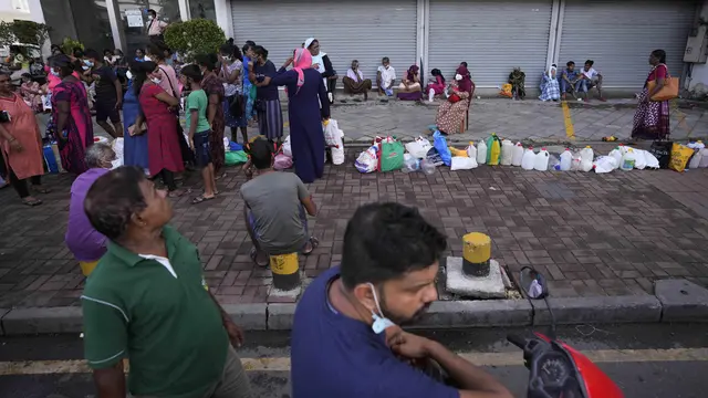 Warga Sri Lanka Dipaksa Antre Panjang Membeli Kebutuhan Pokok yang Langka