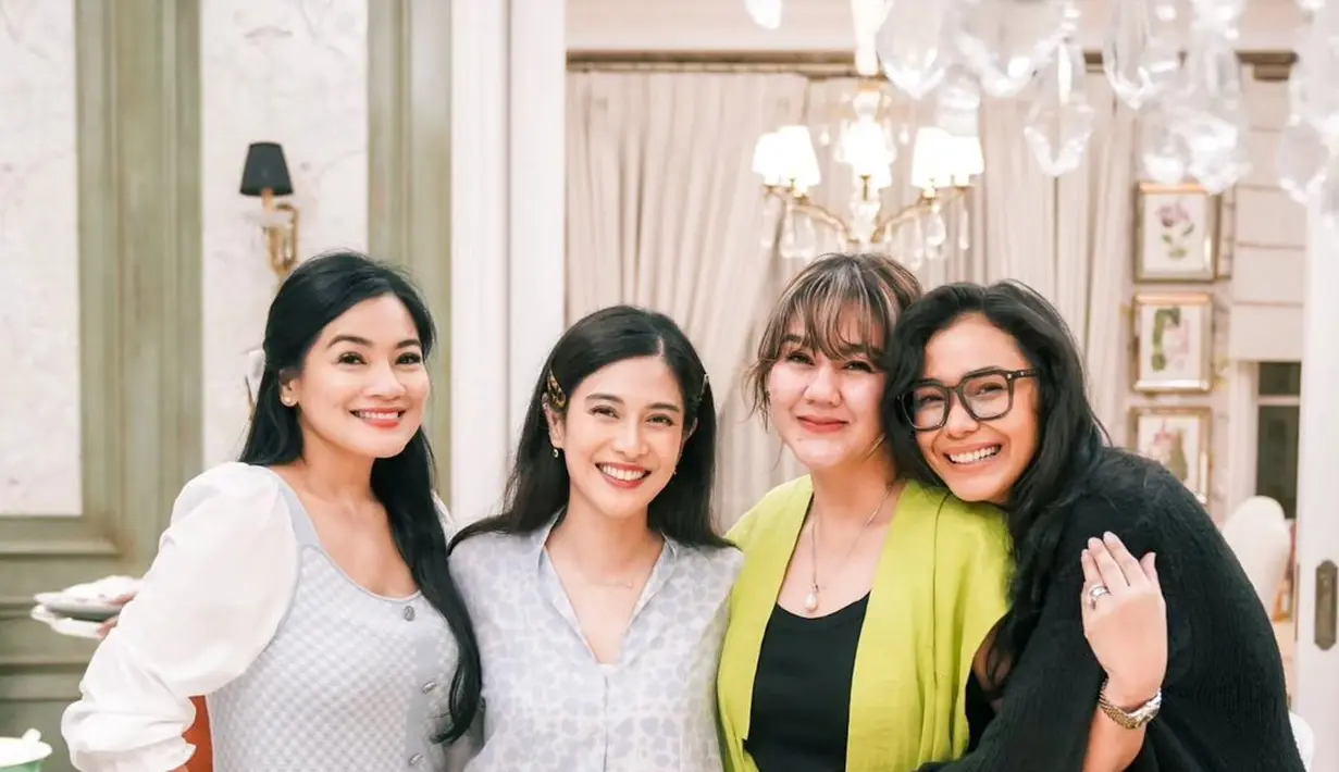 Geng AADC baru-baru ini bukber sekaligus merayakan ulang tahun Dian Sastro. Di momen itu, mereka kompak tampil bergaya kasual. Titi dengan blus panjang, Dian dengan blus model kebaya, Sissy dengan outerwear kuning cerah, dan  Adinia Wirasti dengan long outer hitam.  [@therealdisastr]