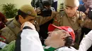 Jurnalis radio Brasil, Rafael Henzel korban selamat dari kecelakaan pesawat Lamia di Kolombia dua pekan lalu, dibawa ke rumah sakit di Chapeco, Brasil, Rabu (13/12). Henzel  merupakan satu dari enam korban selamat kecelakaan tragis itu. (Marcio Cunha/AFP)