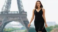 Melalui media sosialnya, Gisella Anastasia membagikan pemotretan saat sedang berada di Eropa. Namun, ada satu tempat yang menjadi sorotan, yaitu saat berada di Paris, Prancis. Ia tampak berpose dengan latar menara Eiffel. (Liputan6.com/IG/@gisel_la)