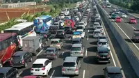 Kemacetan di Tol Jakarta - Cikampek (Liputan6.com/ Abramena)