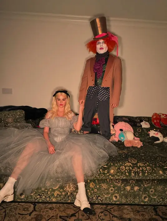 Selena Gomez dan kekasihnya Benny Blanco pamer kostum Alice in Wonderland yang luar biasa untuk Halloween. [@selenagomez].