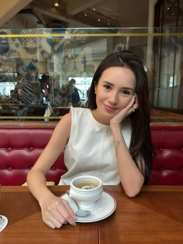 Gaya makeup dan fashion ala Beby Tsabina (Instagram/@bebytsabina)