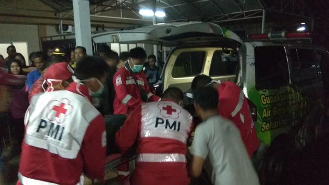 Petugas PMI tengah menolong korban kecelakaan bus di Sukabumi. (Liputan6.com/Mulvi Muhammad)