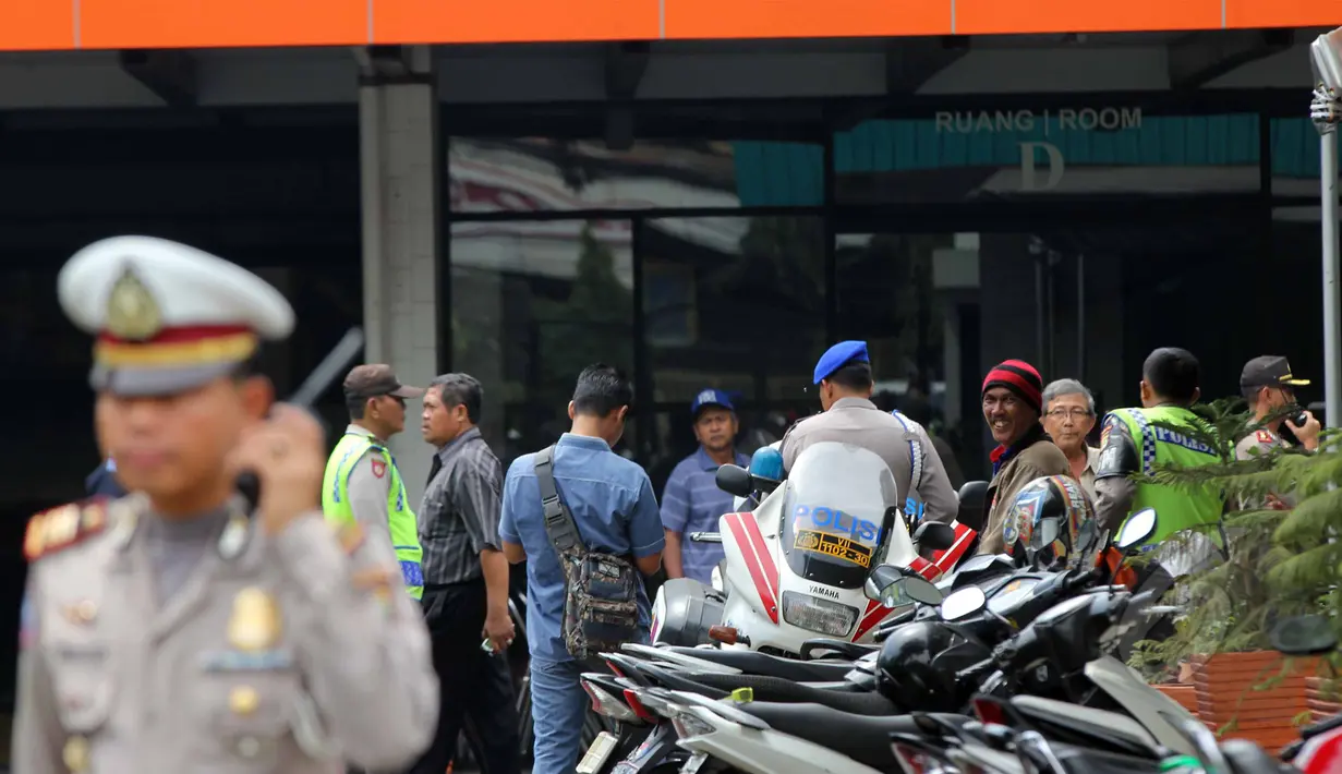  Aparat Kepolisian tampak berjaga di depan Ruang D, Rumah Persemayaman Abadi, Jakarta, Jumat (1/5/2015). Keduanya akan diberangkatkan ke Australia menggunakan pesawat Qantas Airways. (Liputan6.com/Helmi Afandi)