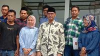 Mohamad Farid Darmawan (batik putih, peci hitam), Sutradara Film Ambu, Mendaftarkan Diri Sebagai Bacaleg DPD Ke KPU Banten. (Rabu, 10/05/2023). (Yandhi Deslatama/Liputan6.com).
