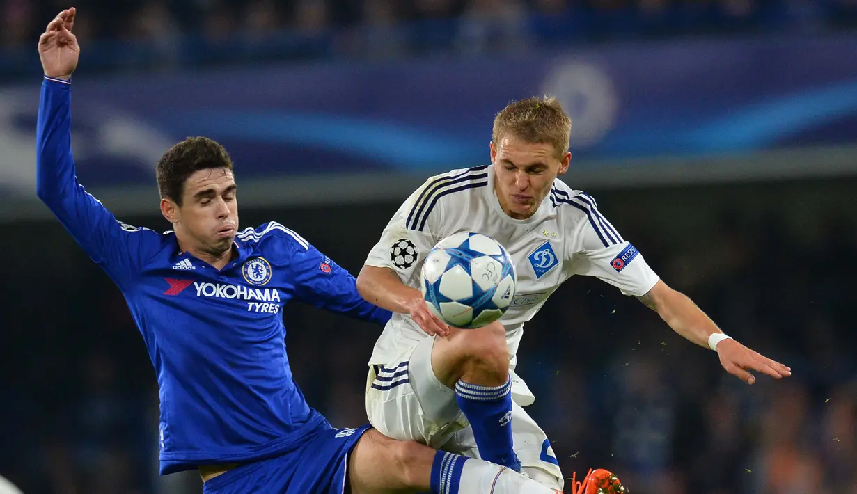 Pemain Chelsea Oscar (kiri) berebut bola dengan pemain Dynamo Kiev Vitaliy Buyalskiy pada lanjutan Liga Champion Grup G di Stadion Stamford Bridge, London, Rabu (4/11/2015) dini hari. Chelsea memang 2-1.  (AFP PHOTO / Glyn Kirk)