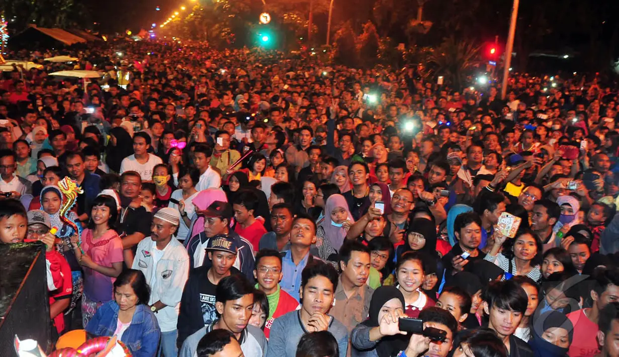Suasana saat sejumlah warga memadati kawasan Darmo, Surabaya, Jatim, Rabu (31/12/2014). (Liputan6.com/Johan Tallo)