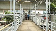 Jembatan penyeberangan orang di Jalan Tendean rusak dan membahayakan, sebagian besar atap hilang.