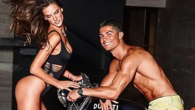 Video yang diunduh dari akun Instagram Alessandra Ambrosio model cantik asal Brasil yang bermain adul sundul bola dengan kepala bersama Cristiano Ronaldo di sela pemotretan untuk Majalah GQ Amerika Serikat.