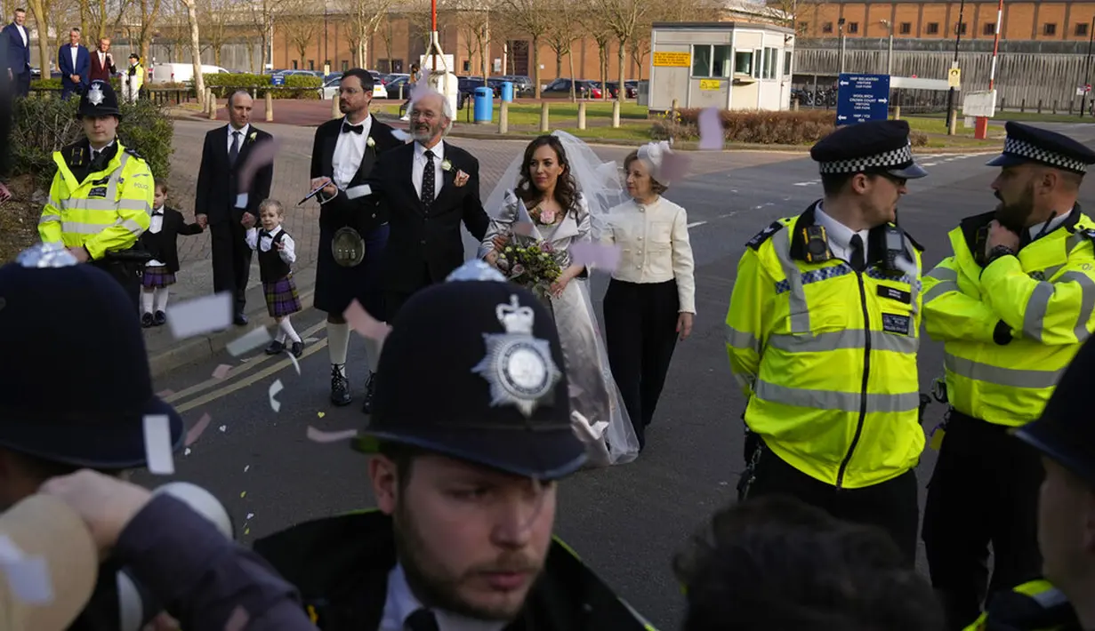 Stella Moris berjalan dengan putra-putranya Gabriel dan Max (kiri) untuk berbicara kepada media dan pendukung usai menikah dengan Pendiri WikiLeaks Julian Assange pada layanan pernikahan kecil yang diadakan dalam penjara keamanan tinggi Belmarsh, London, Inggris, 23 Maret 2022.(AP Photo/Matt Dunham)