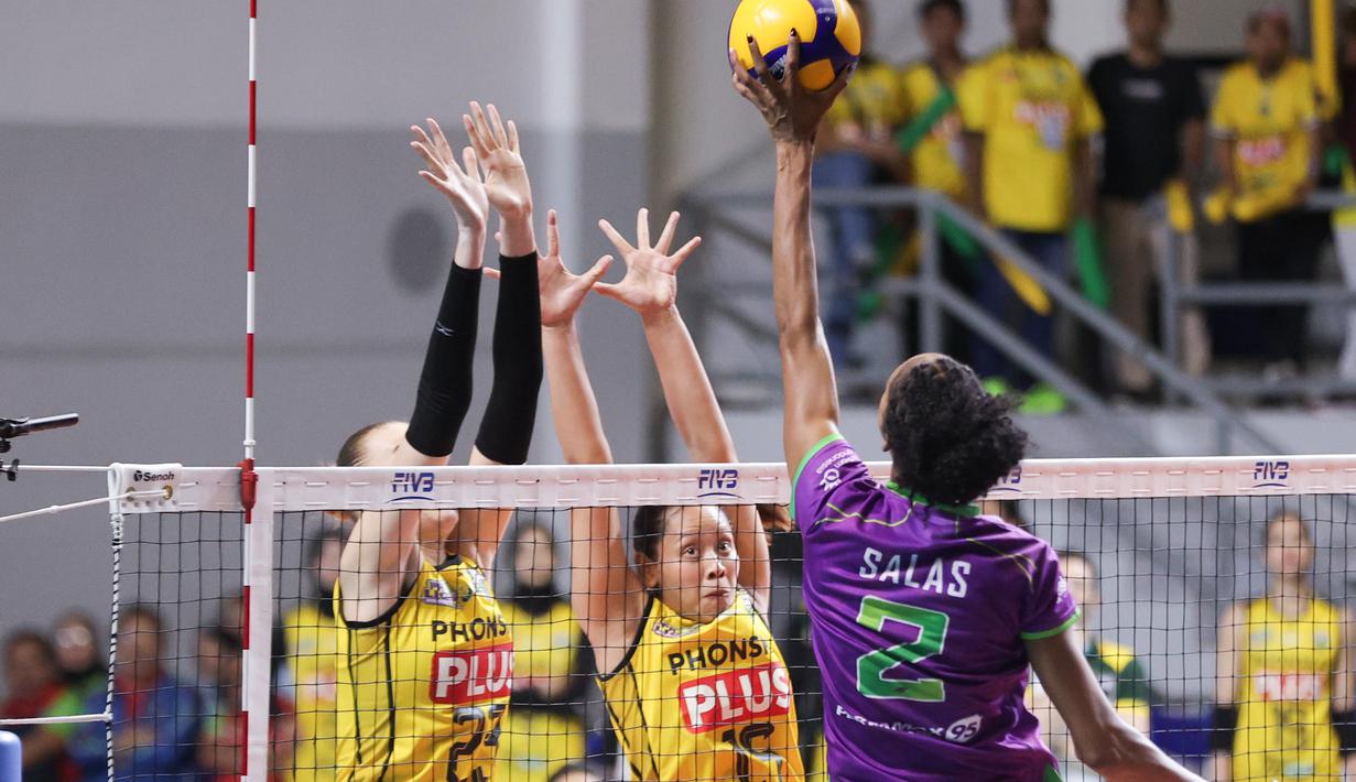 Pemain asing Jakarta Pertamina Enduro, Wilma Salas melakukan pukulan ke daerah pertahanan Gresik Phonska Plus pada laga seri lima putaran kedua di GOR Candradimuka Padepokan Voli Jenderal Polisi Kunarto, Sentul Bogor, Minggu (22/2/2026) malam WIB. (Bola.com/Abdul Aziz)