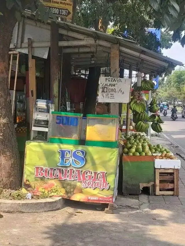 10 Potret Lucu Penjual Takjil, Punya Nama Menu Nyeleneh Hingga Banner yang Kocak
