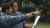 Pelatih Timnas Indonesia U-19, Indra Sjafri, didampingi asistennya Djarot Supriadi (kanan), memantau seleksi Timnas Indonesia U-19 di Lapangan Aldiron, Jakarta, Kamis (23/2/2017). (Bola.com/Vitalis Yogi Trisna)