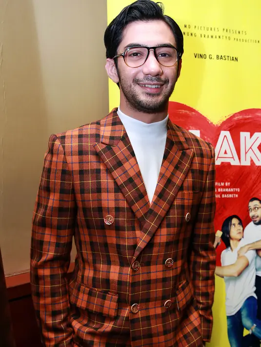 "Saya dikasih tauin ingat Reza jangan terlalu nyaman terus belajar dan terus mencari sesuatu yang baru. Agar tetap terus menapak," kata Reza Rahadian di Plaza Senayan, Jakarta Pusat, Kamis (28/1) malam. (Deki Prayoga/Bintang.com)