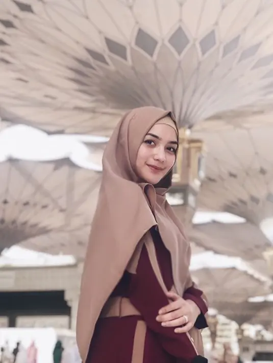 Penampilan Citra Kirana dengan gamis dan hijab menutup dada ini dapat dukungan dari banyak netizen. Banyak yang memuji dan menyukai penampilan terbaru bintang sinetron Istri Tercinta tersebut. (Liputan6.com/IG/@citraciki)
