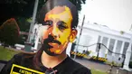 Jaringan Solidaritas Korban untuk Keadilan dan penggiat HAM mengenakan topeng Munir di depan Istana Negara, (4/9/14). (Liputan6.com/Faizal Fanani)