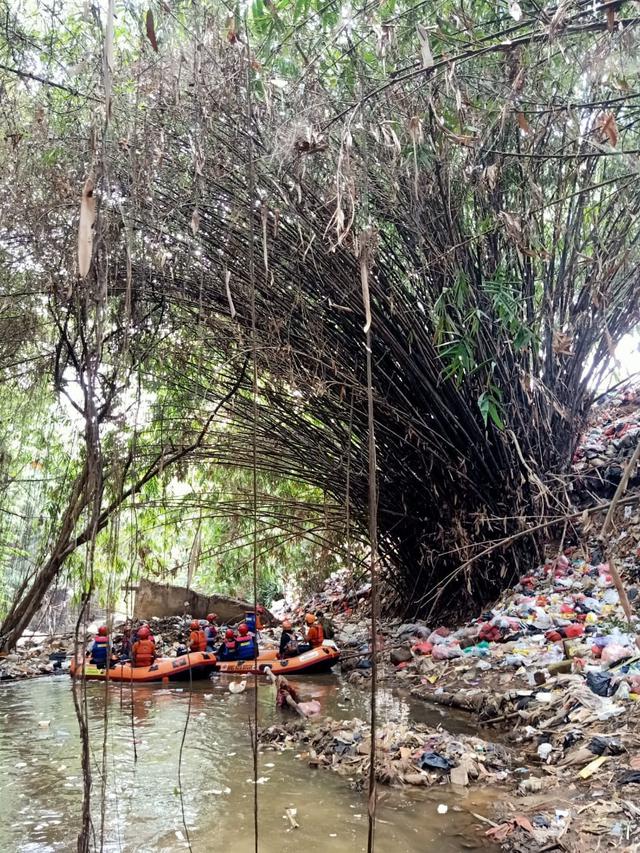 Tim Satuan Tugas Ciliwung menemukan anak Sungai Ciliwung, Sungai Cipakancilan, penuh dengan sampah. (Foto: Sekretaris Tim Satgas Ciliwung Kota Bogor, Een Irawan Saputra)