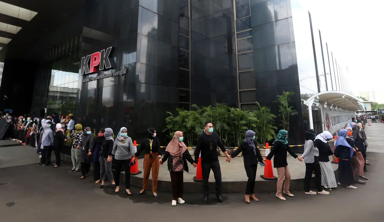 Ratusan Wadah Pegawai KPK menggelar aksi Solidaritas Untuk Gilang mengelilingi Gedung KPK Merah Putih di Jakarta, Kamis (7/9). Aksi barikade dengan bergandengan tangan sebagai bentuk dukungan dan solidaritas. (merdeka.com/Dwi Narwoko)