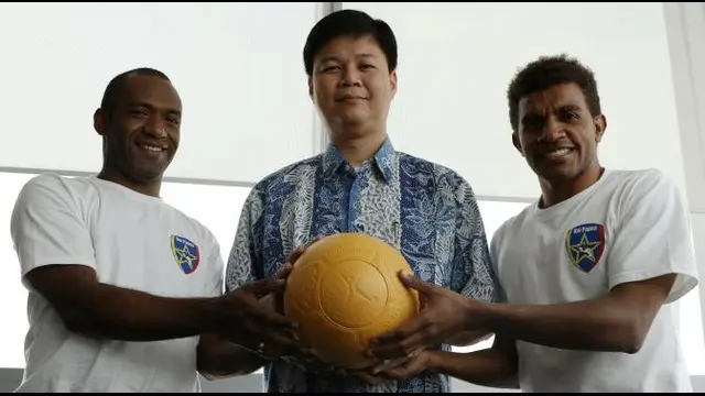 Wawancara Bola.com Dengan Relawan Uni Papua Football Community Demianus Howay dan Alberth Yomo