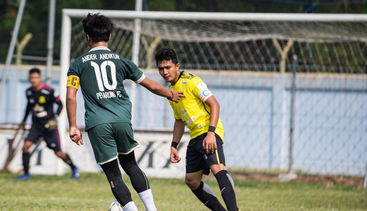 Para pemain beradu aksi saat babak perempat final laga Pertamax Liga Ayo 2019. (Dokumentasi)