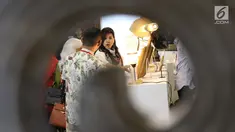 Pengunjung melihat-lihat kerajinan yang dipamerkan pada KriyaNusa 2018di Jakarta Convention Center, Jakarta, Sabtu (29/9). Kali ini, KriyaNusa mengangkat tema Tingkatkan Sinergitas dan Kreativitas Wirausaha. (Liputan6.com/Helmi Fithriansyah)