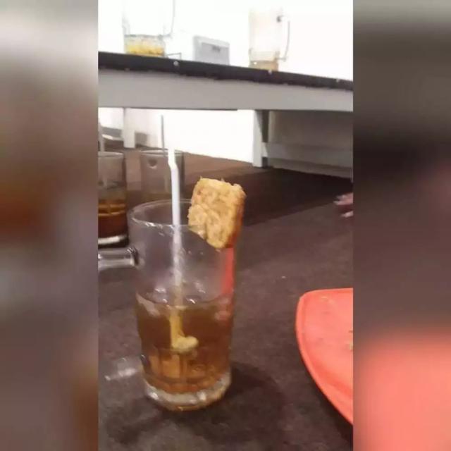 6 Cara Unik Menikmati Es Teh Ini Absurd Banget, Kocak