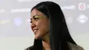 Aktris Nirina Nirina Zubir memberikan keterangan saat jumpa pers peluncuran film Keluarga Cemara 2 di Jakarta, Senin (20/6/2022). Film Keluarga Cemara 2 akan tayang pada 23/6/2022, yang menceritakan drama kehidupan keluarga yang hits era tahun 90an. (Liputan6.com/Herman Zakharia)