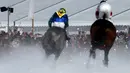 Penonton menyaksikan peserta memacu kudanya saat lomba Flat Course selama pacuan kuda White Turf di danau beku, Saint Moritz, Swiss, 17 Februari 2019. Pacuan kuda ini diadakan pada Februari ketika danau St. Moritz masih beku. (STEFAN WERMUTH / AFP)