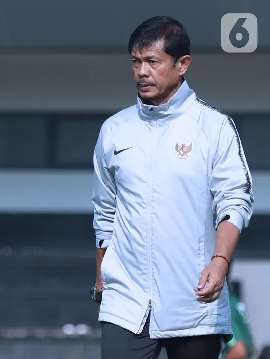 Pelatih Timnas Indonesia U-19, Indra Sjafri saat memimpin latihan di Lapangan B Kompleks GBK, Jakarta, Selasa (18/9/2018). Menurut laman resmi Federasi Sepak Bola Indonesia, penunjukkan Indra Sjafri berdasarkan hasil rapat Komite Eksekutif PSSI pada 30 Januari 2023. (Liputan6.com/Helmi Fithriansyah)