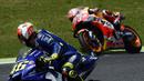 Sejak saat itu, Marquez seolah mendapat peran sebagai musuh abadi Rossi, pun demikian sebaliknya, apalagi setelah insiden sususan di Argentina pada 2018. (Foto: AFP/Filippo Monteforte)