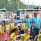 Usain Bolt membuka menembakan pistol tanda start pada lomba lari untuk anak-anak di Prague. Bolt datang ke Republik Ceska guna mengikuti pertemuan Golden Spike di Ostrava pada Jumat 20 mei 2016, (18/5/2016). (AFP/Michal Cizek)