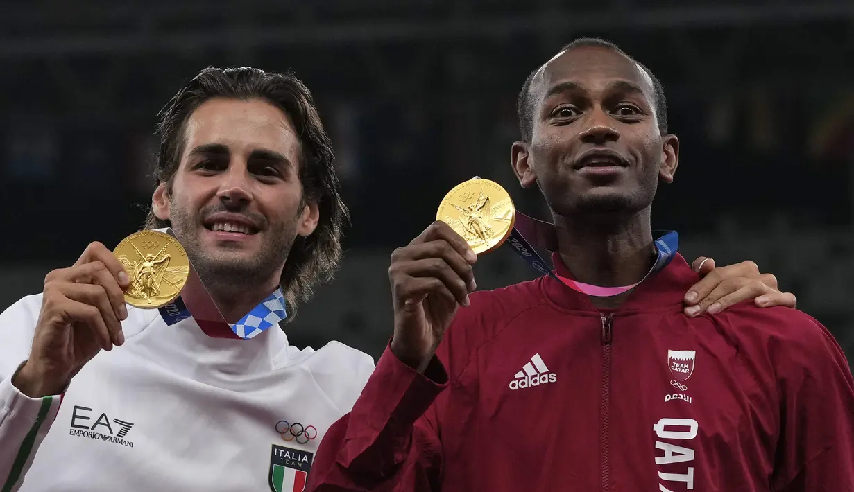 Peraih medali emas bersama Mutaz Barshim (kanan) dari Qatar dan Gianmarco Tamberi dari Italia berpose setelah final lompat tinggi putra pada Olimpiade Tokyo 2020 di Tokyo, Jepang, Senin (2/8/2021). Barshim dan Tamberi sepakat membagi dua emas lompat tinggi Olimpiade Tokyo. (AP Photo/Francisco Seco)