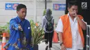 Hakim Pengadilan Negeri Jakarta Selatan, Irwan (kanan) tiba untuk pemeriksaan di Gedung KPK, Jakarta, Jumat (14/12). Irwan  menjalani pemeriksaan perdana sebagai tersangka kasus dugaan suap penanganan perkara perdata di PN Jaksel (Merdeka.com/Dwi Narwoko)