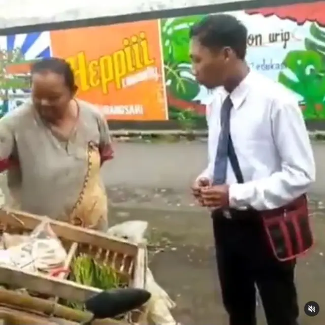 Tukang Sayur Tampil Necis Seperti Orang Kantoran