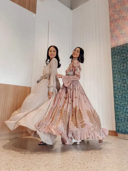 <p>Tampil menggemaskan dengan dress berbahan rayon viscose akan membuatmu dan saudara terlihat sangat cantik.&nbsp;(instagram/elizrahajeng)</p>