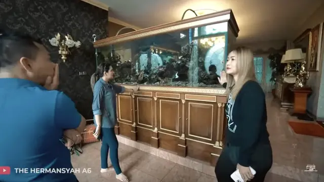 Potret Ruang Tamu Rumah Inul Daratista